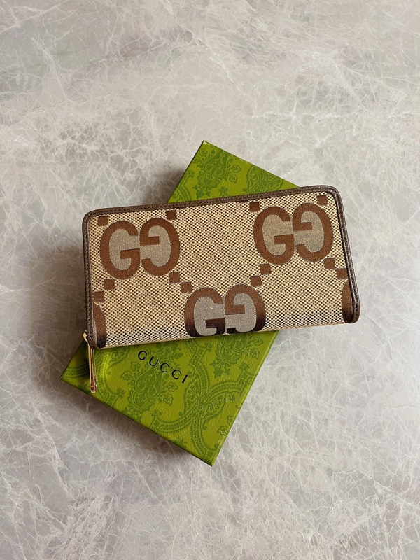グッチ財布 レプリカ着用イメージ